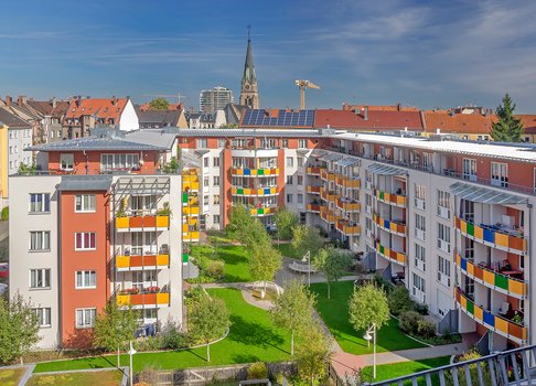 Erhöhte Ansicht Grünanlagen und Gebäude Wohnanlage Fürth, Herrnstraße 57a-g