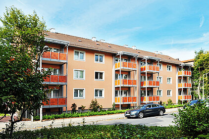 Straßenseite Wohnanlage Fürth, Schulstraße mit großen Anbaubalkonen